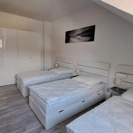 80qm 2,5 In Uninähe Hauptbahnhofnähe 4 Einzelbetten 2 Duschen Wohnküche Neu * Duisburg